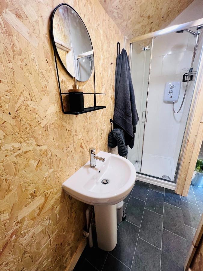7 - Central Studio - King Bed - Bike Facilities Merthyr Tydfil Ngoại thất bức ảnh